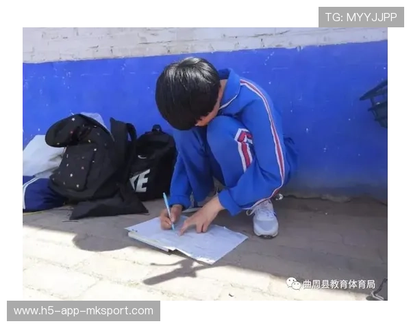 球员在场上写作业被拍到,原来他白天还是高中生联赛球员 球员在场上写作业被拍到,原来他白天还是高中生联赛球员