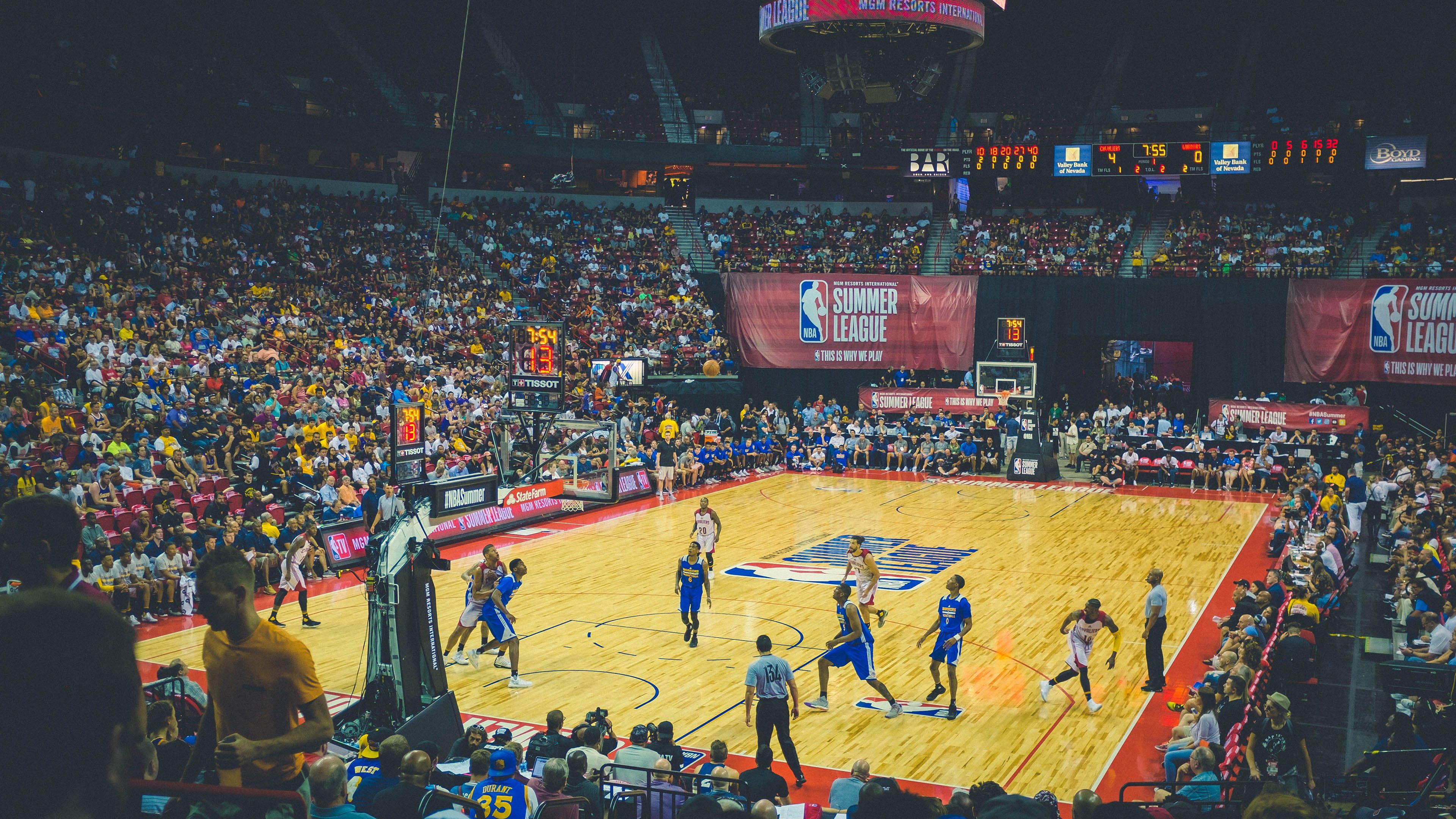 “腰旗式美式橄榄球:成都七中东部带来新兴运动挑战”